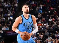 LDSports乐动-离谱！库里怒砍55分丹佛掘金今夜防线松动，波特兰开拓者今晨造点机会(库里第四节连续投进4个三分球)